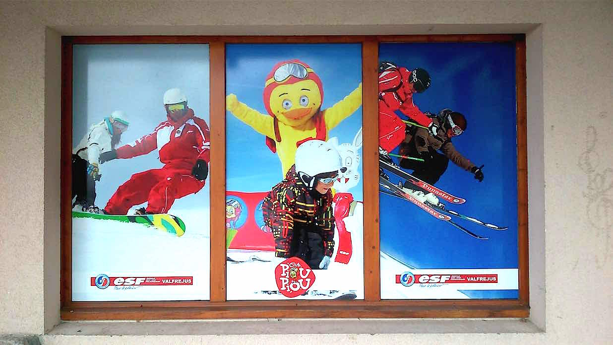 Pose d’adhésifs sur fenêtres