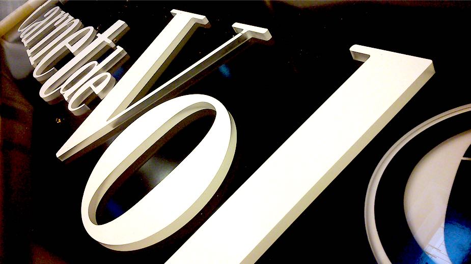 Pose d’enseigne en lettrage