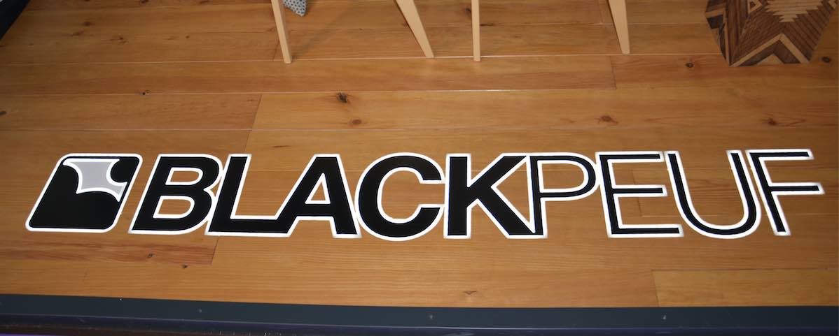 Création enseigne intégrée dans terrasse bois